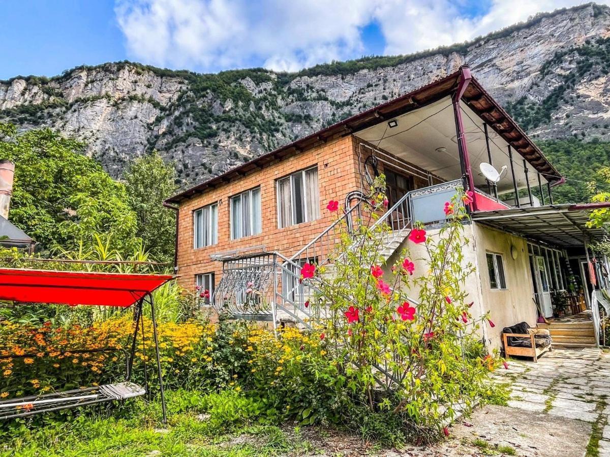 Guest House Oasis - Tvishi Exteriör bild