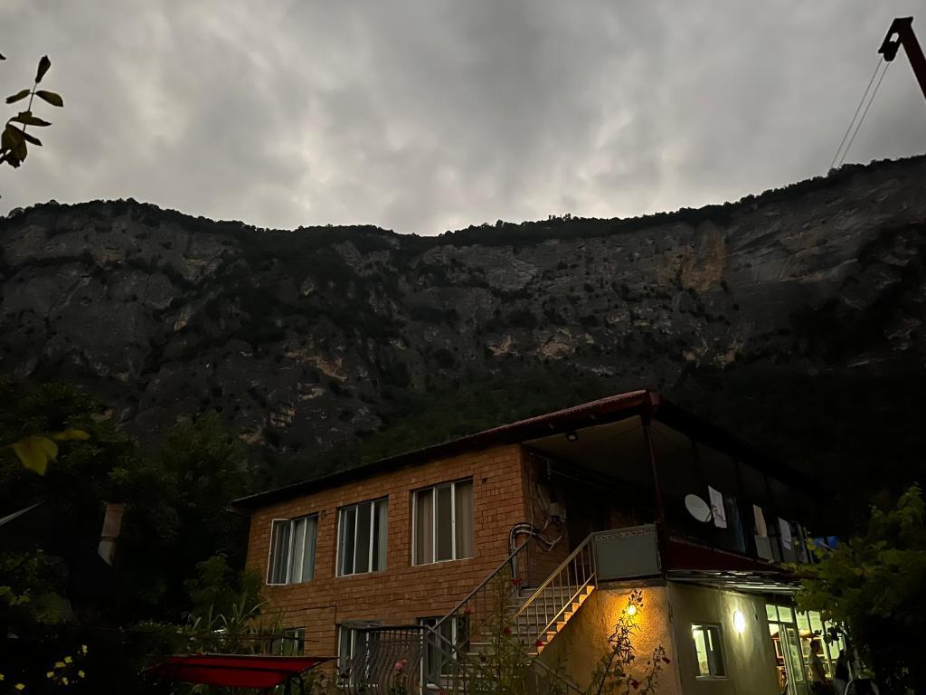 Guest House Oasis - Tvishi Exteriör bild